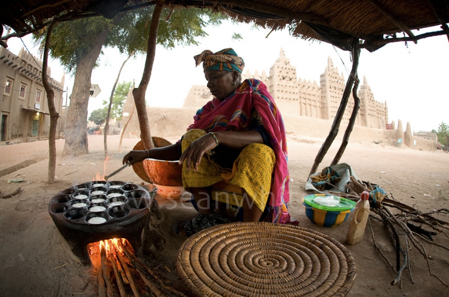 [Image: SFW021 Travel To The Edge Favs 013 by @SeanFWhite - Woman cooking rice treats, Djenne, Mali. Photography by Sean F. White on assignment for "Art Wolfe's Travels to the Edge". All Rights Reserved. on Propic]