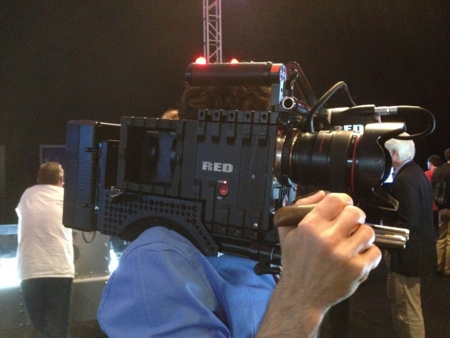 [Image: Image by @jasondiamond - Adam Lubkin showing his amazing ENG style shoulder rig for #R3D #Epic5k. It even got the thumbs up from JJ! on Propic]