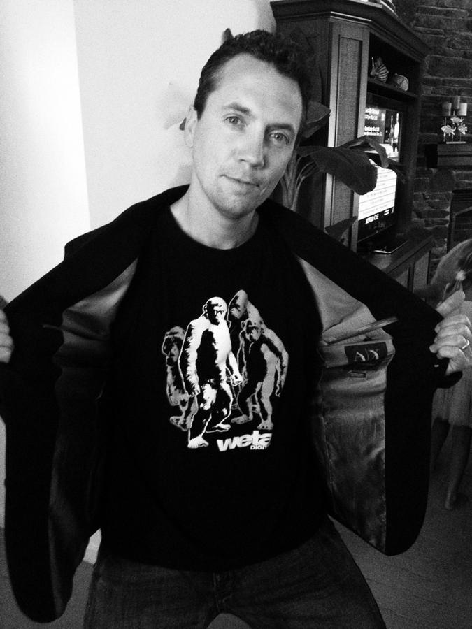 [Image: Image by @PhilipBloom - Mr. @EricKessler and his sexy new t shirt I got for him at Weta last month!  #riseoftheapes on Propic]