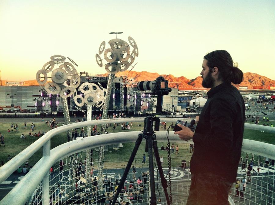 [Image: Image by @EricHinesPhotos - @mindrelic programming a move on the @KesslerCrane Rev Head tonight at @EDC_LasVegas on Propic]