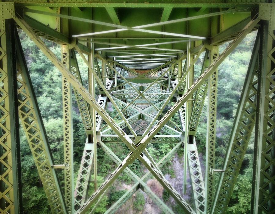 [Image: Quechee Bridge over the Gorge  by @MNS1974 - CoolBridge  on Propic]